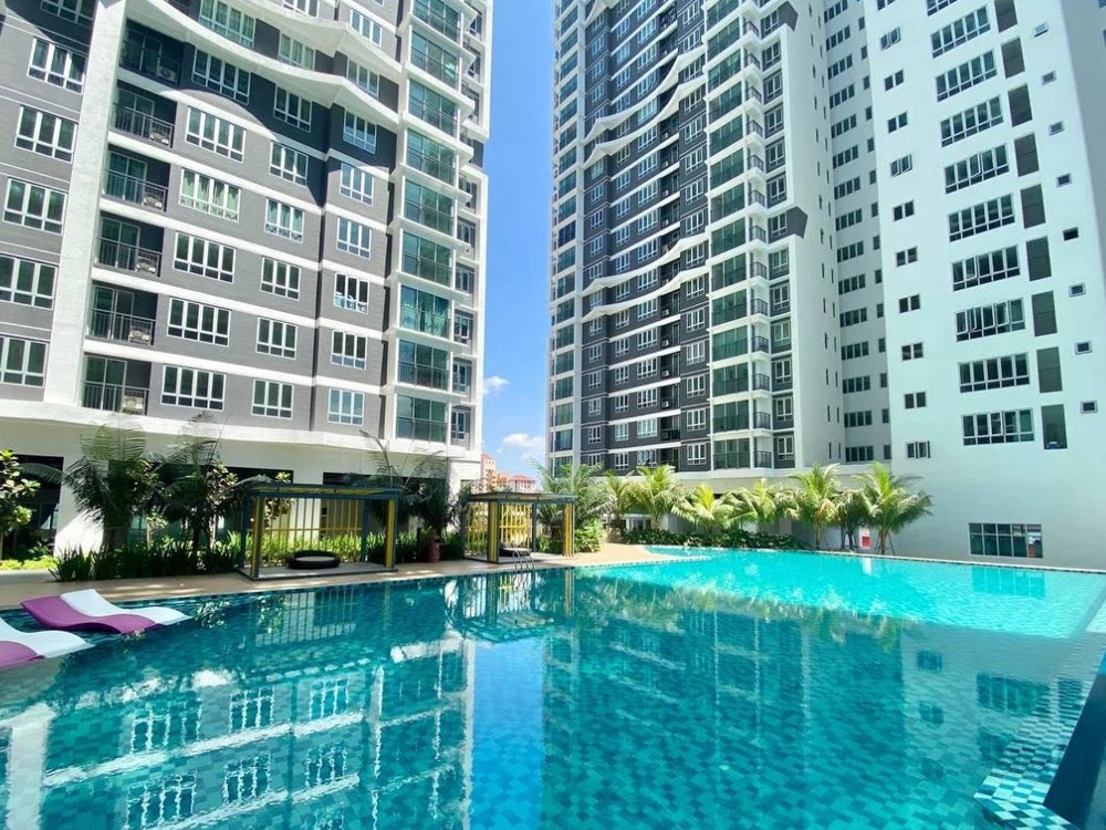 MH Platinum 2 swimming pool between the blocks