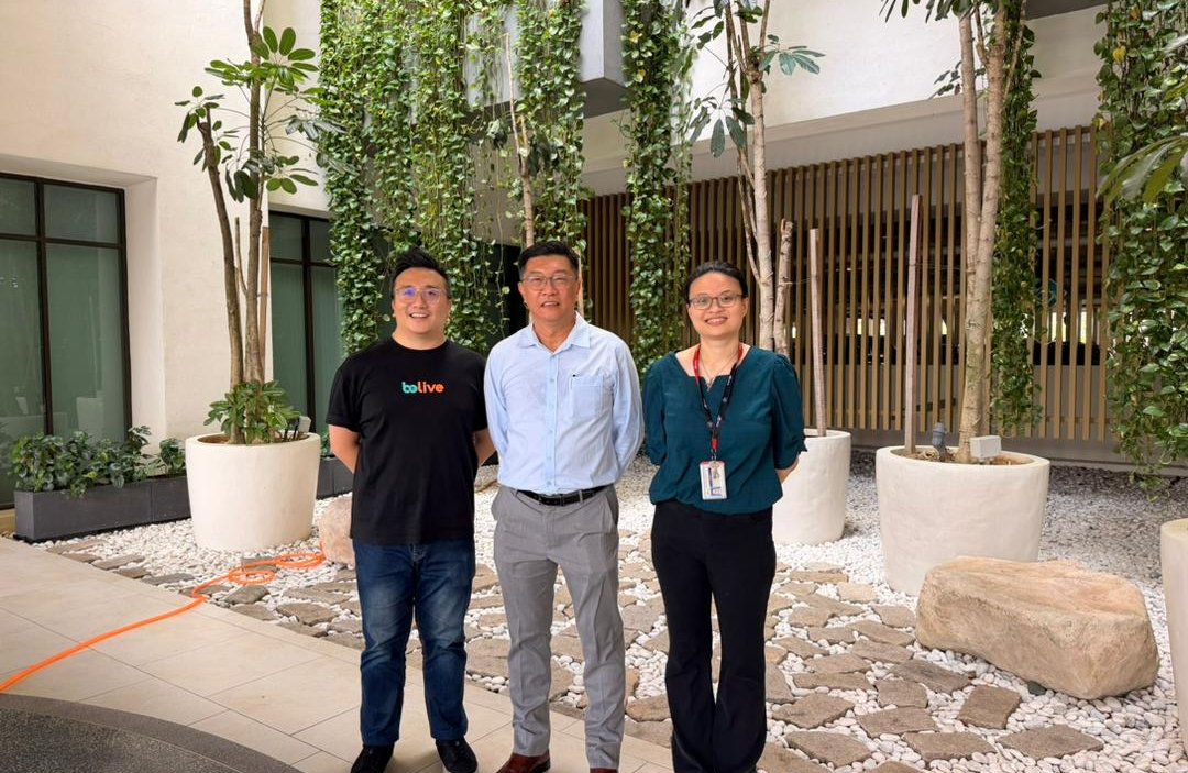 The BeLive and MIA teams together in the campus courtyard at Taman Melawati